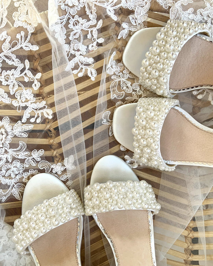 Sandales Claire, détail de la bande de perles ivoire posée sur un voile de mariée