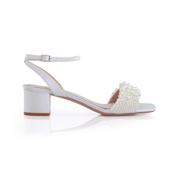 Sandale de mariée Claire vue de profil, talon bloc de 4,5 cm et bande de perles