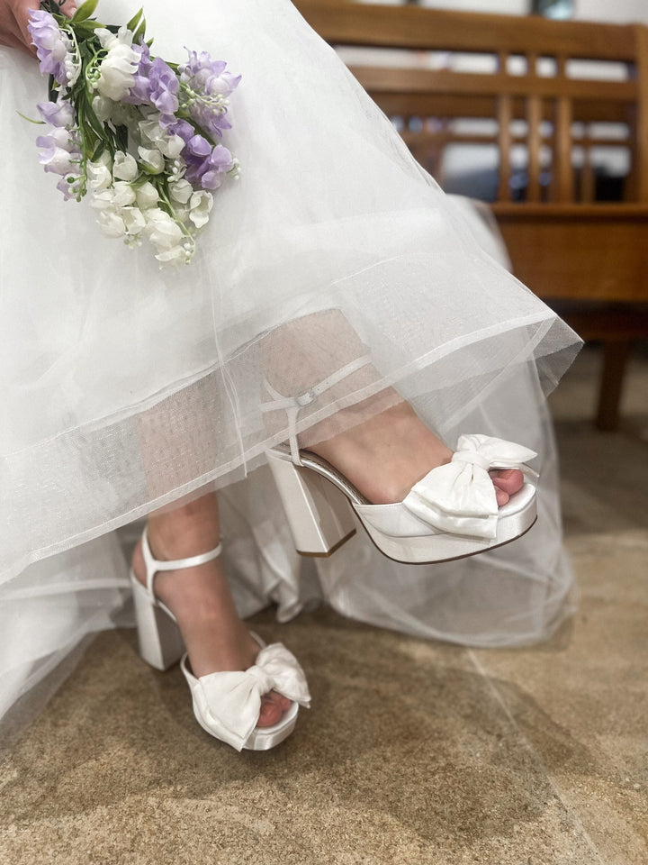 Mariée portant les sandales Eden sous une robe en tulle
