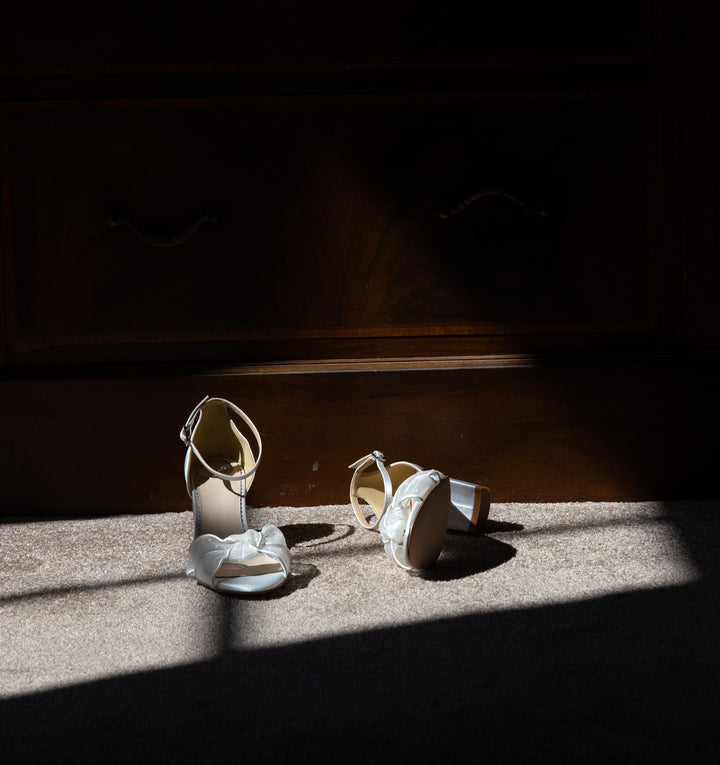 Sandales de mariée Ottilie en situation, allure rétro à pois