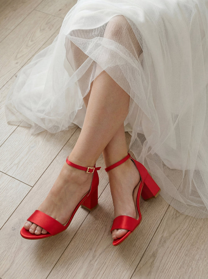 Sandale de mariée rouge Rella, détail de la bride de cheville