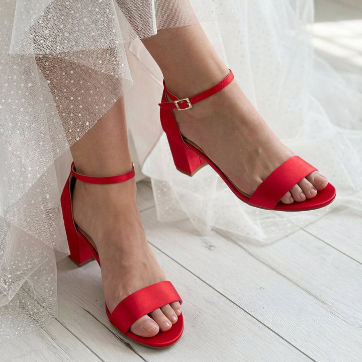 Sandale de mariée rouge Rella portée