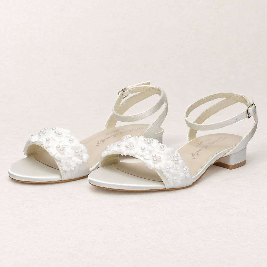 Sandales de mariée 858 Trouville en satin ivoire, paire vue de trois quarts sur fond studio
