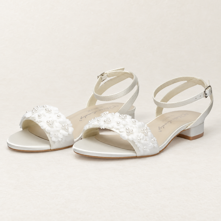 Sandales de mariée 858 Trouville en satin ivoire, paire vue de trois quarts sur fond studio