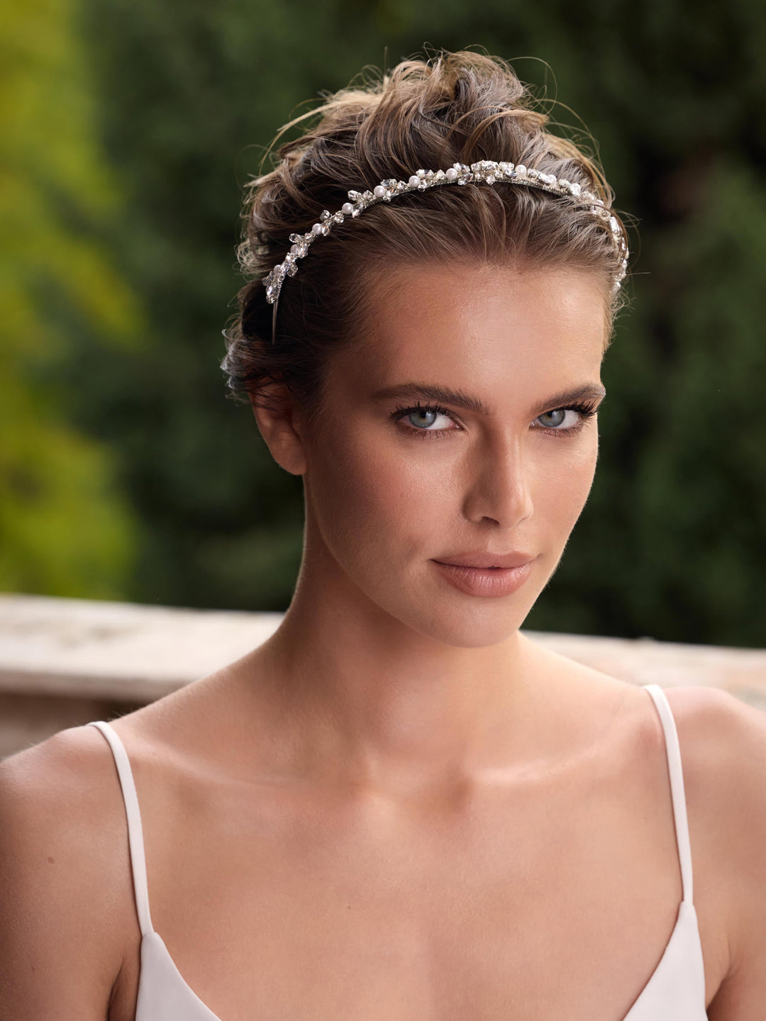 Serre-tête de mariée J064 perles et cristaux argent porté sur un chignon
