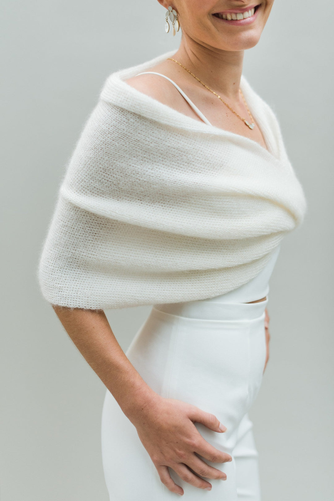 Snood de mariée Chaud en maille épaisse Nodi Atelier porté sur les épaules