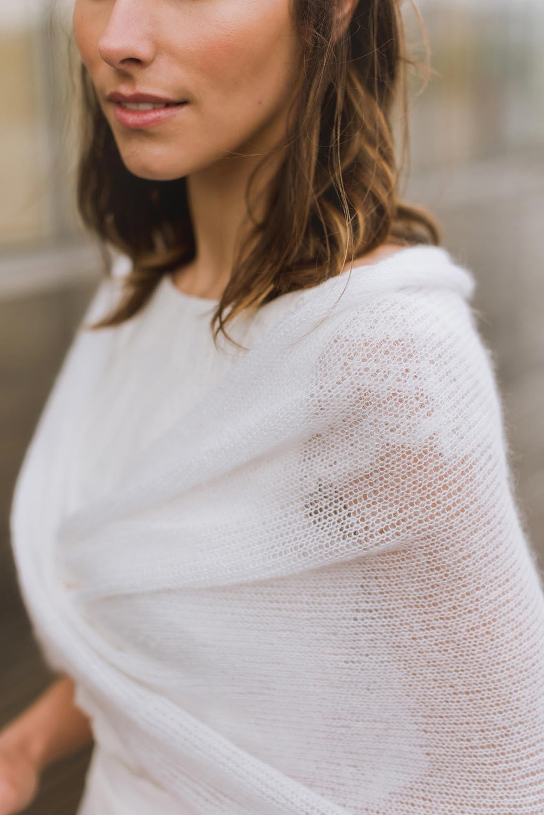 Snood de mariée Classique en mohair et soie ivoire porté sur les épaules