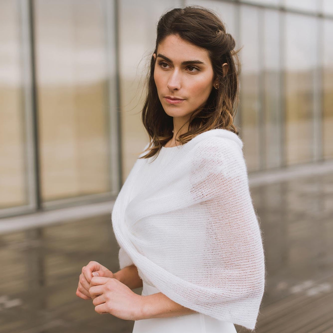 Snood de mariée Classique drapé sur une robe de mariée ivoire
