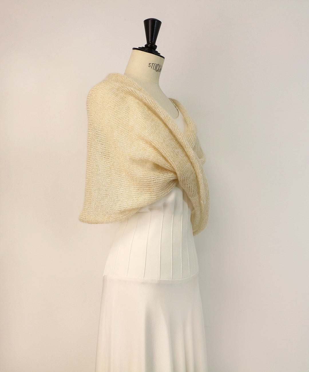 Snood de mariée Doré porté sur les épaules, lumière dorée discrète
