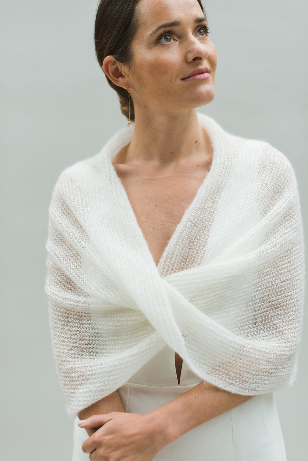 Snood de mariée Flocon en mohair et soie Nodi Atelier porté sur les épaules