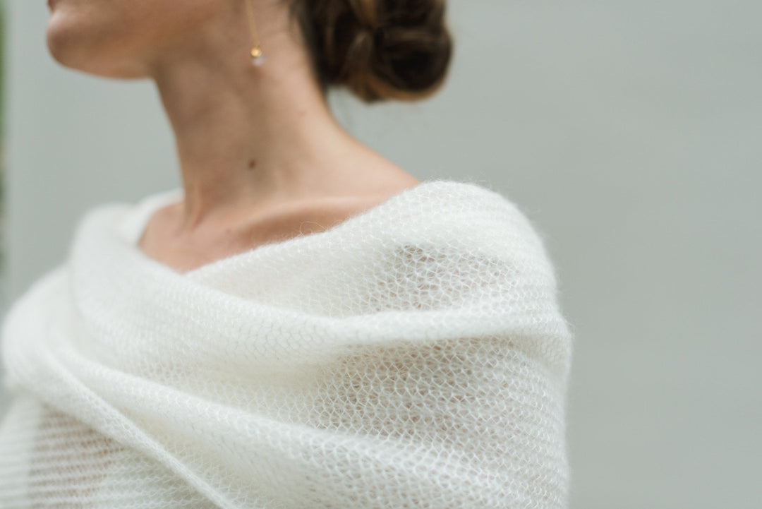 Snood de mariée Flocon ivoire porté avec une robe de mariée