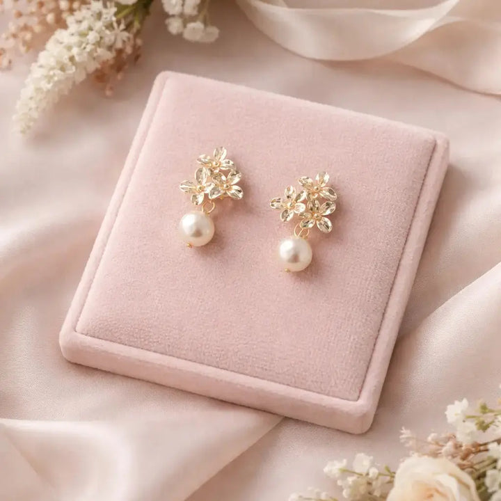 TATIANA — BOUCLES D’OREILLES MARIÉE PERLES NACRÉES FLEUR L'atelier du 6
