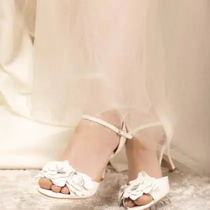 TUSCANY – SANDALES DE MARIÉE EN CUIR IVOIRE | FLEURS 3D & TALON 75 MM THE PERFECT BRIDAL COMPANY