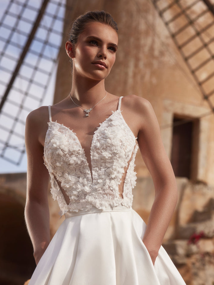 Top bustier de mariée E482 porté, visuel de campagne Bianco Evento