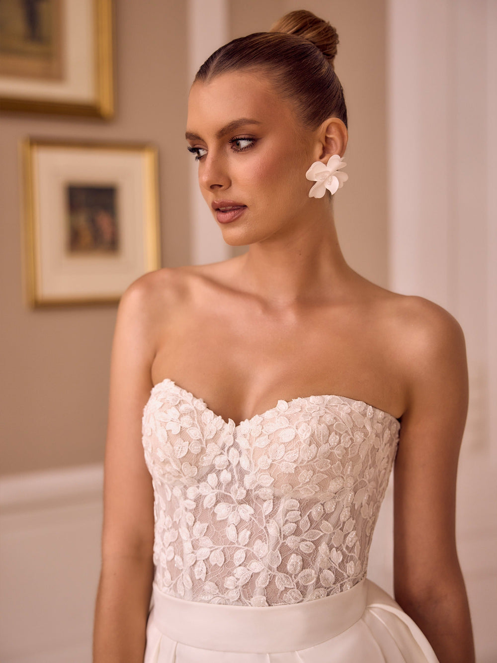 Top bustier de mariée E553 en dentelle brodée ivoire à décolleté cœur