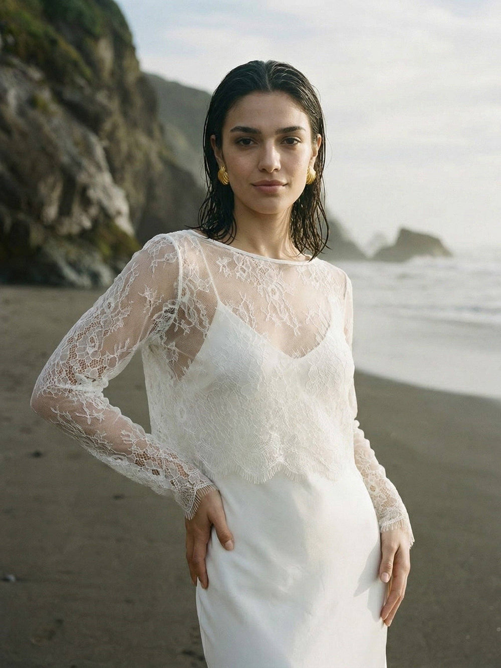 Mariée sur la plage en top de dentelle blanche et robe fluide