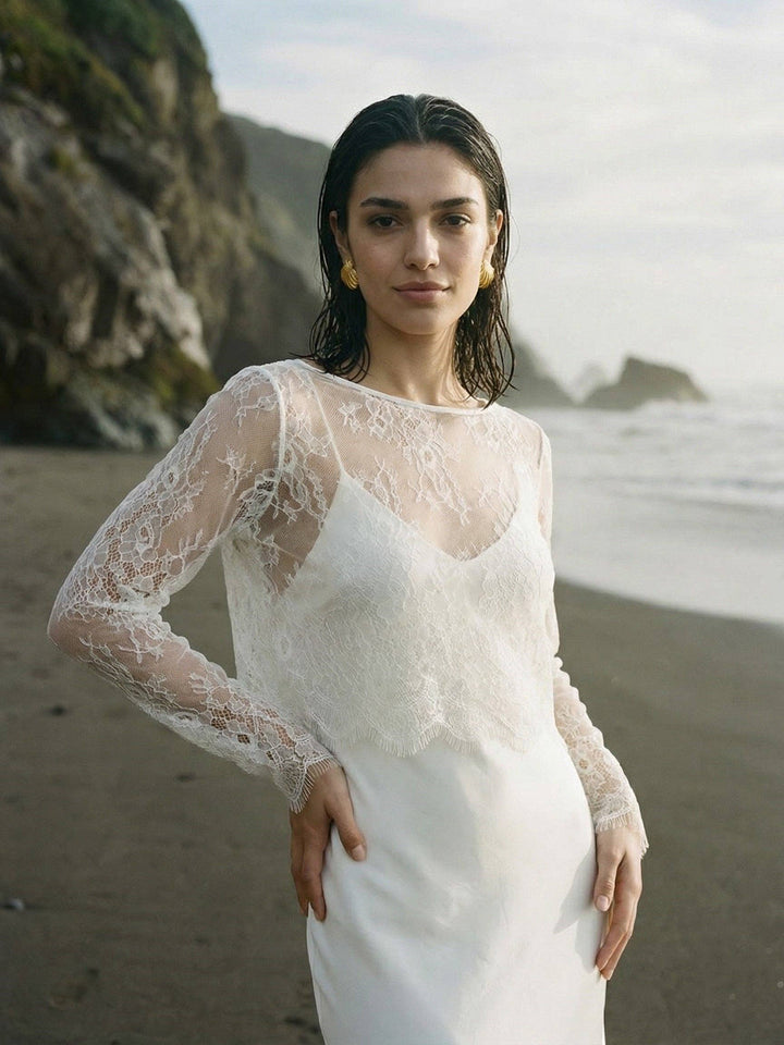 Mariée sur la plage en top de dentelle blanche et robe fluide
