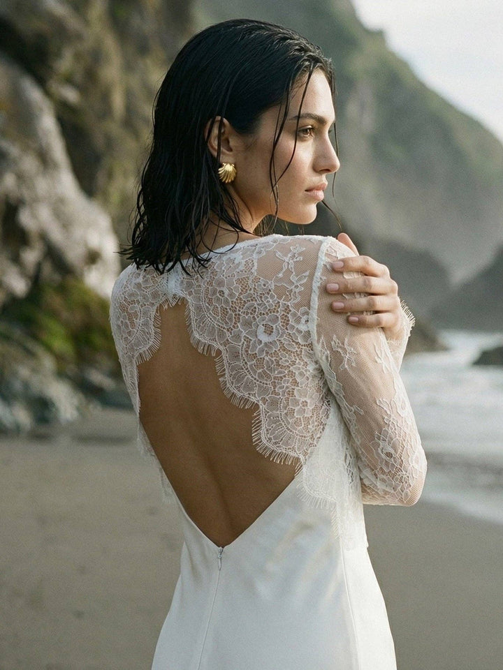 Top de mariée en dentelle blanche, manches longues, sur une robe en crêpe