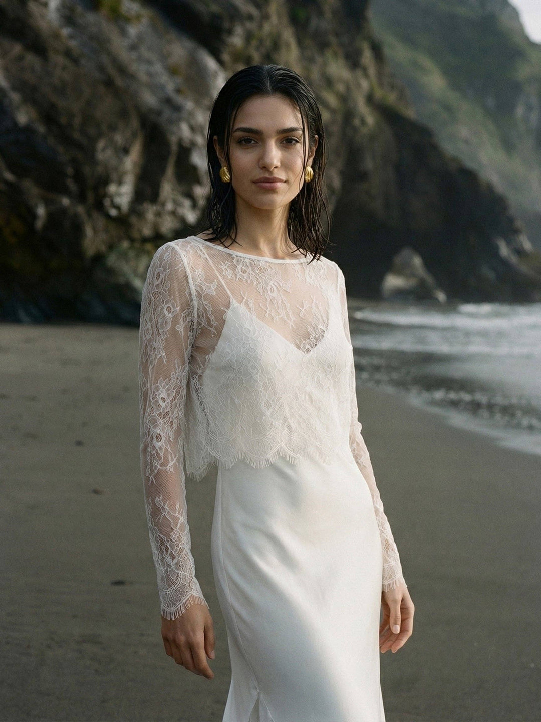 Mariée en top de dentelle blanche au bord de l'eau