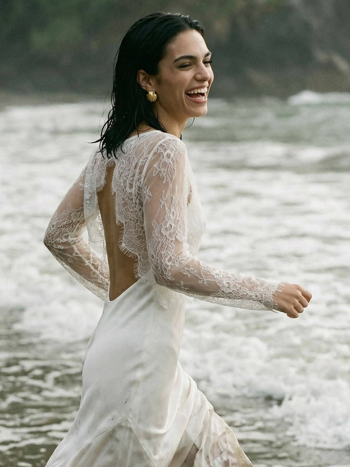 Top de mariée en dentelle blanche, silhouette entière sur une robe longue