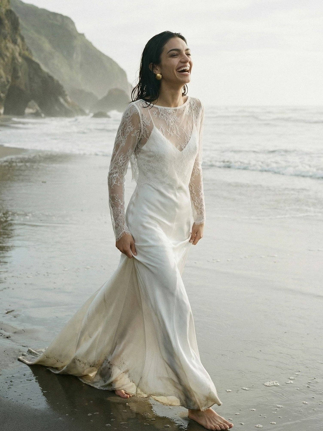 Top de mariée en dentelle blanche porté sur une robe à fines bretelles