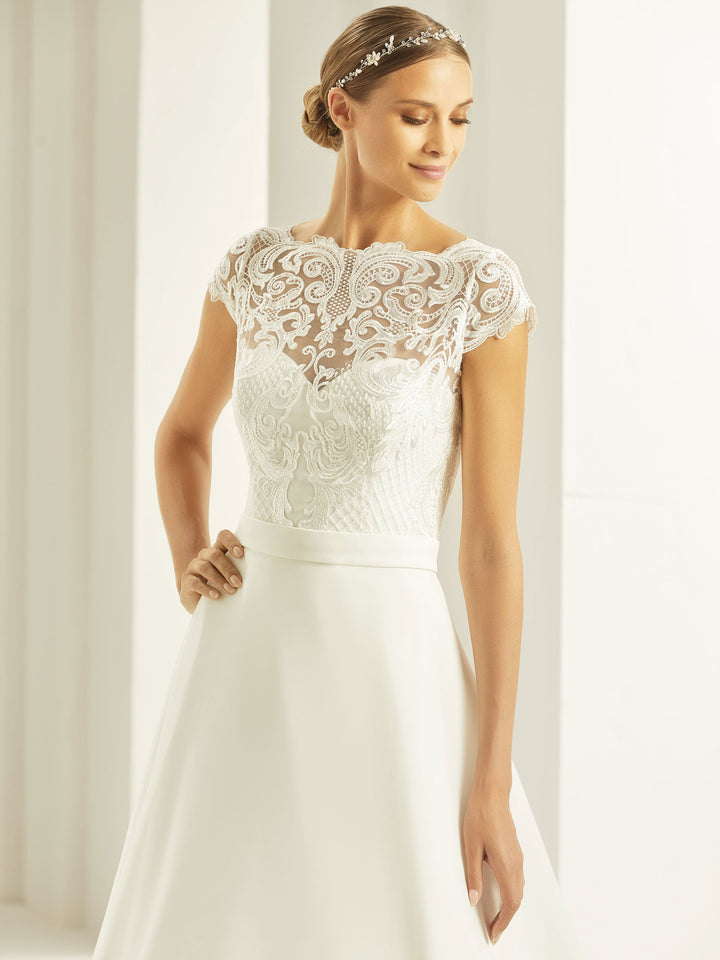 Top de mariée E269 en dentelle ivoire manches courtes Bianco Evento