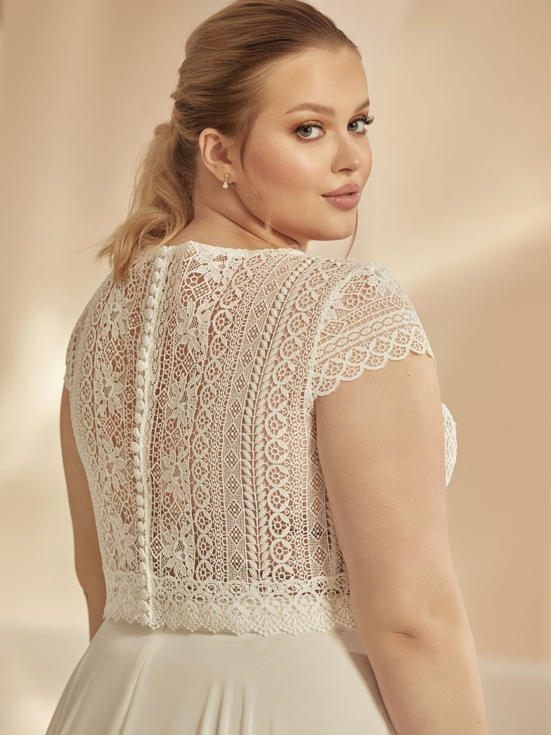 Top de mariée E324 dentelle ivoire porté sur une jupe Bianco Evento
