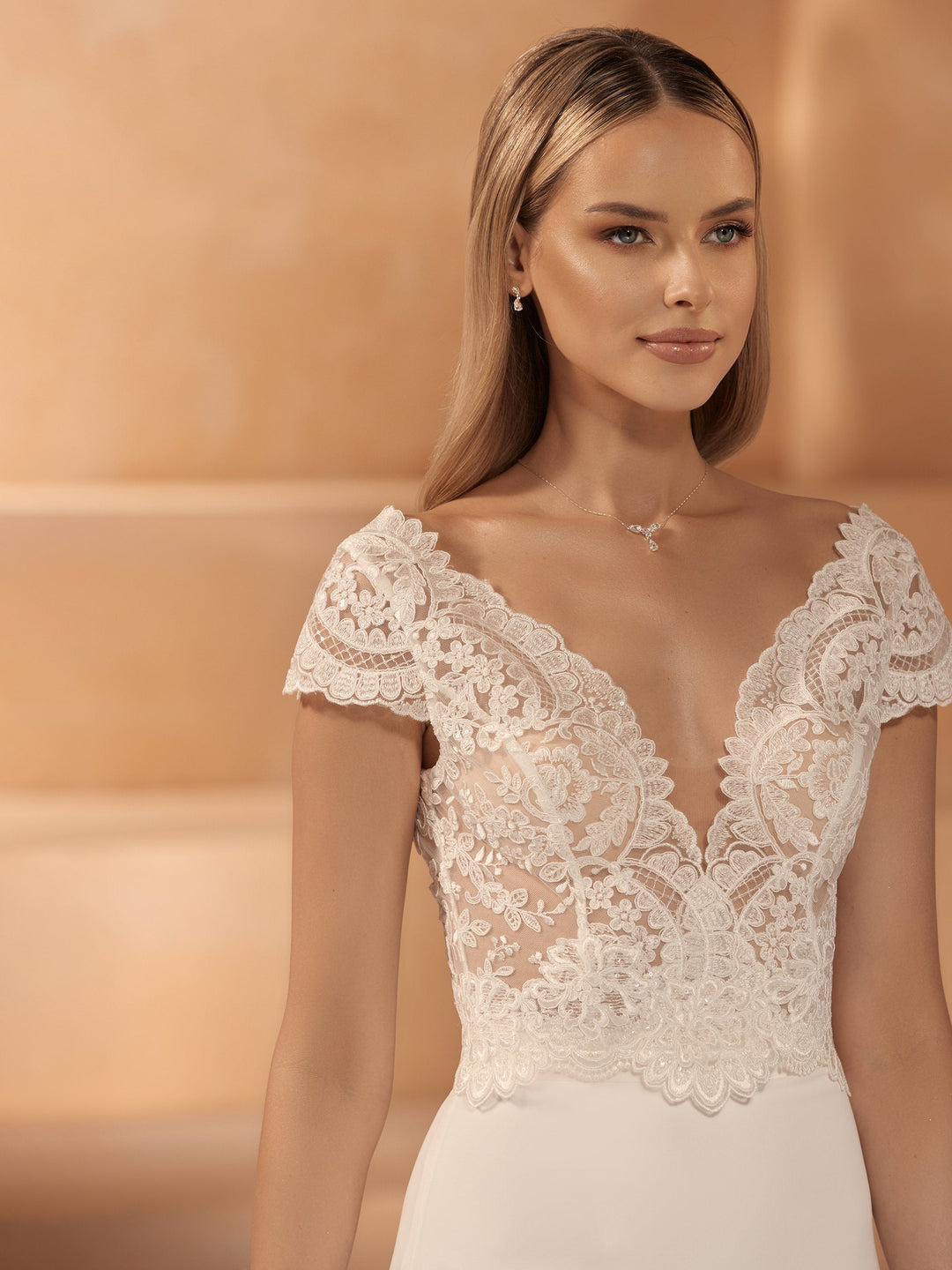 TOP DE MARIÉE E426 EN DENTELLE IVOIRE – ENCOLURE EN V Bianco Evento
