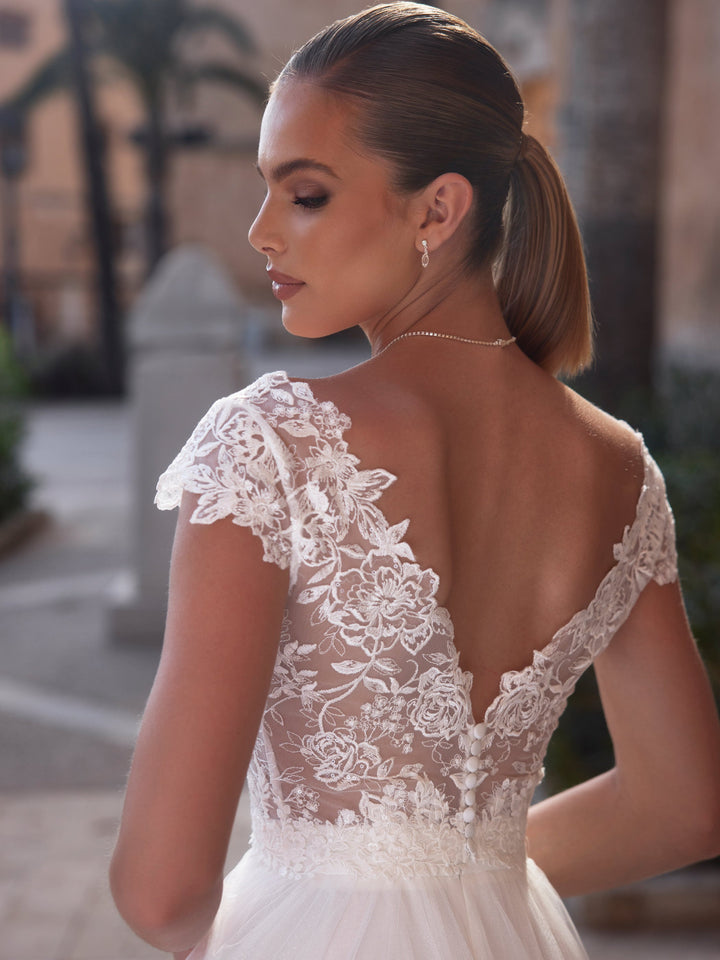 Décolleté en V et dos boutonné du top de mariée E454 en dentelle