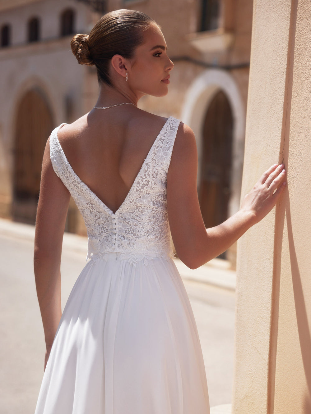 Top de mariée E465 ivoire, vue complémentaire du dos boutonné Bianco Evento