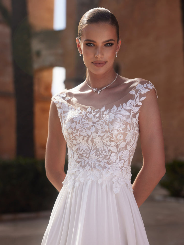 Top de mariée E479 en dentelle ivoire à col rond et sans manches, Bianco Evento