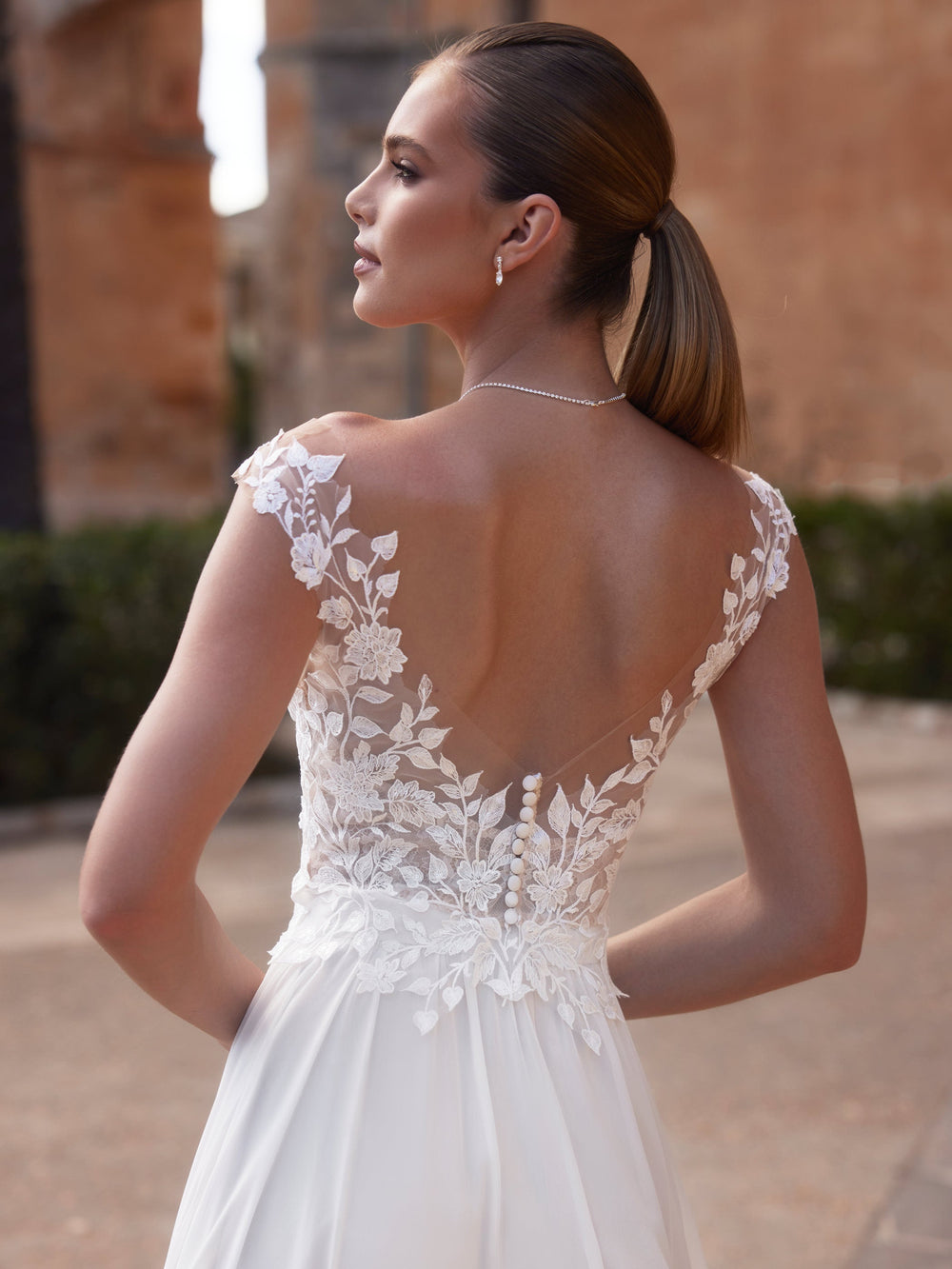 Top de mariée E479 ivoire, vue complémentaire du dos boutonné Bianco Evento