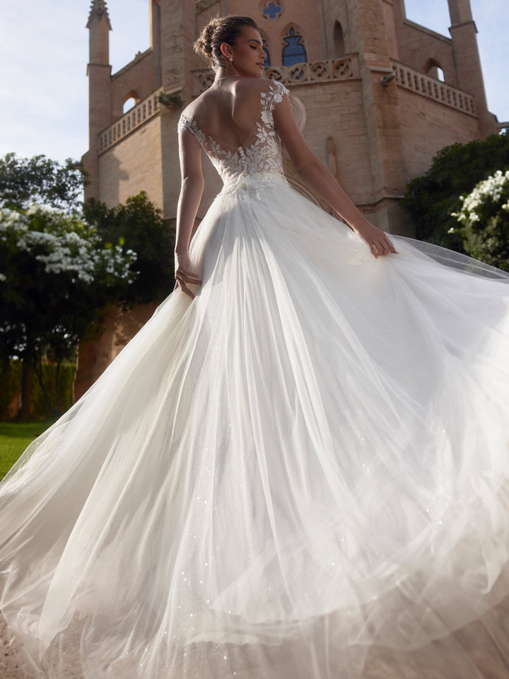 Top de mariée E479 en dentelle porté, visuel de campagne Bianco Evento