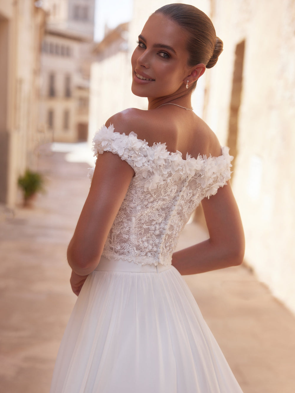 Top de mariée E486 en dentelle ivoire sans manches, dos boutonné