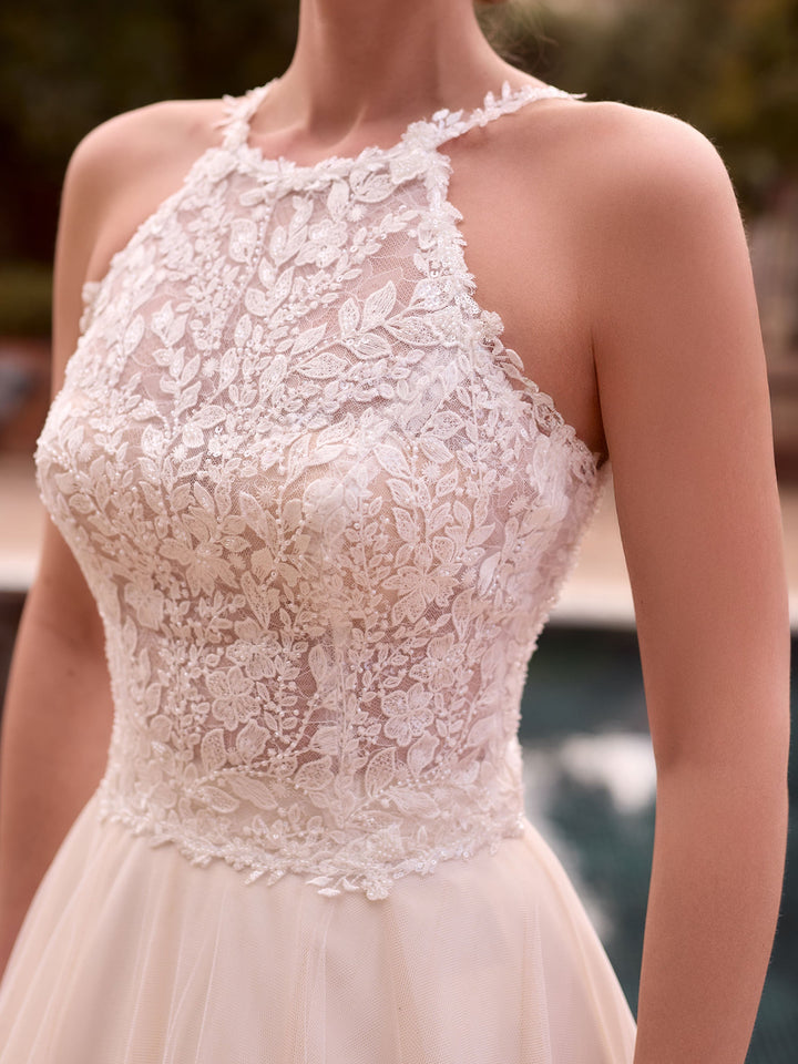 Détail de la dentelle ivoire du top de mariée E502
