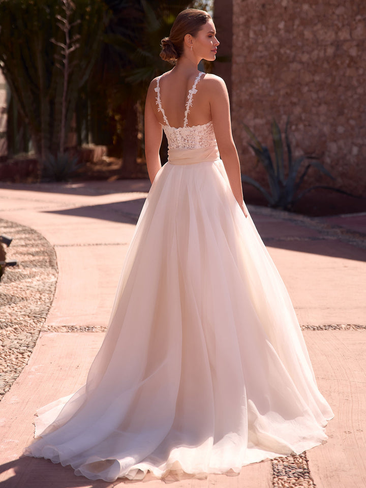 Top de mariée E502 porté avec une jupe de mariée romantique