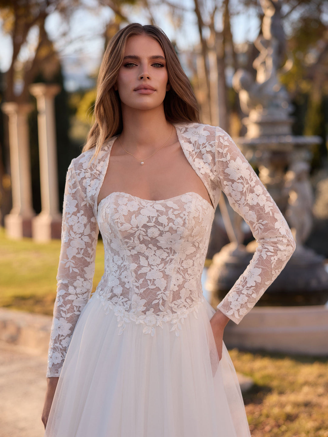 Top de mariée E521 en dentelle sur tulle ivoire à encolure ouverte, Bianco Evento