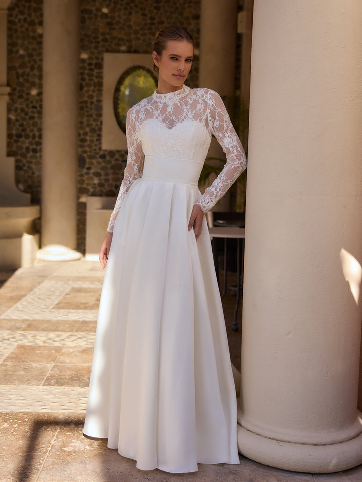 Top de mariée E533 porté sur une tenue de mariée deux pièces