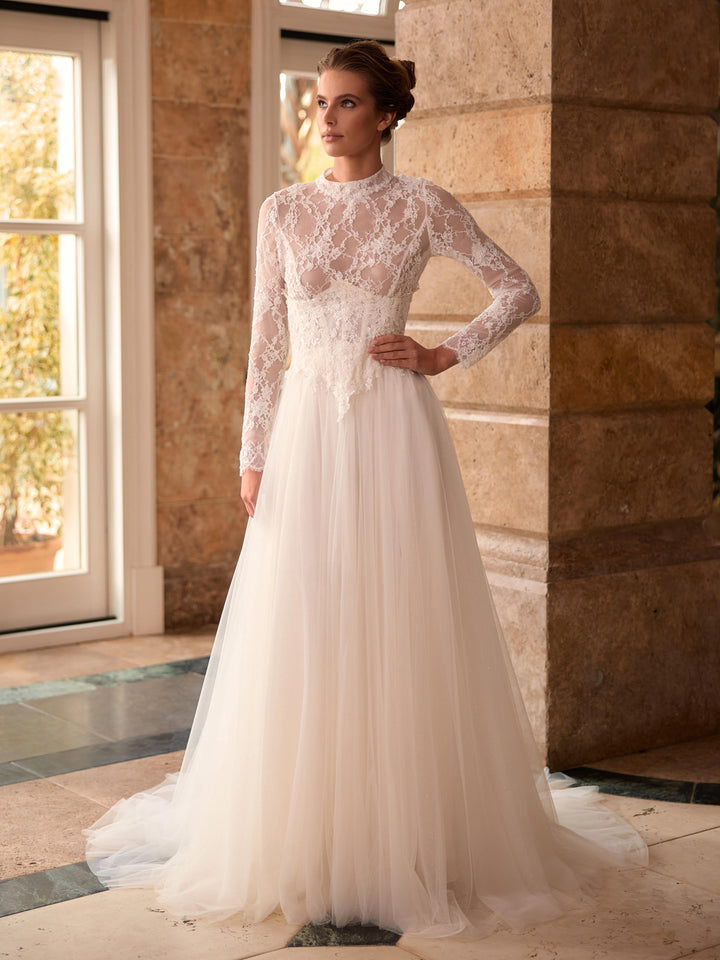 Détail de la dentelle florale du top de mariée E533 Bianco Evento
