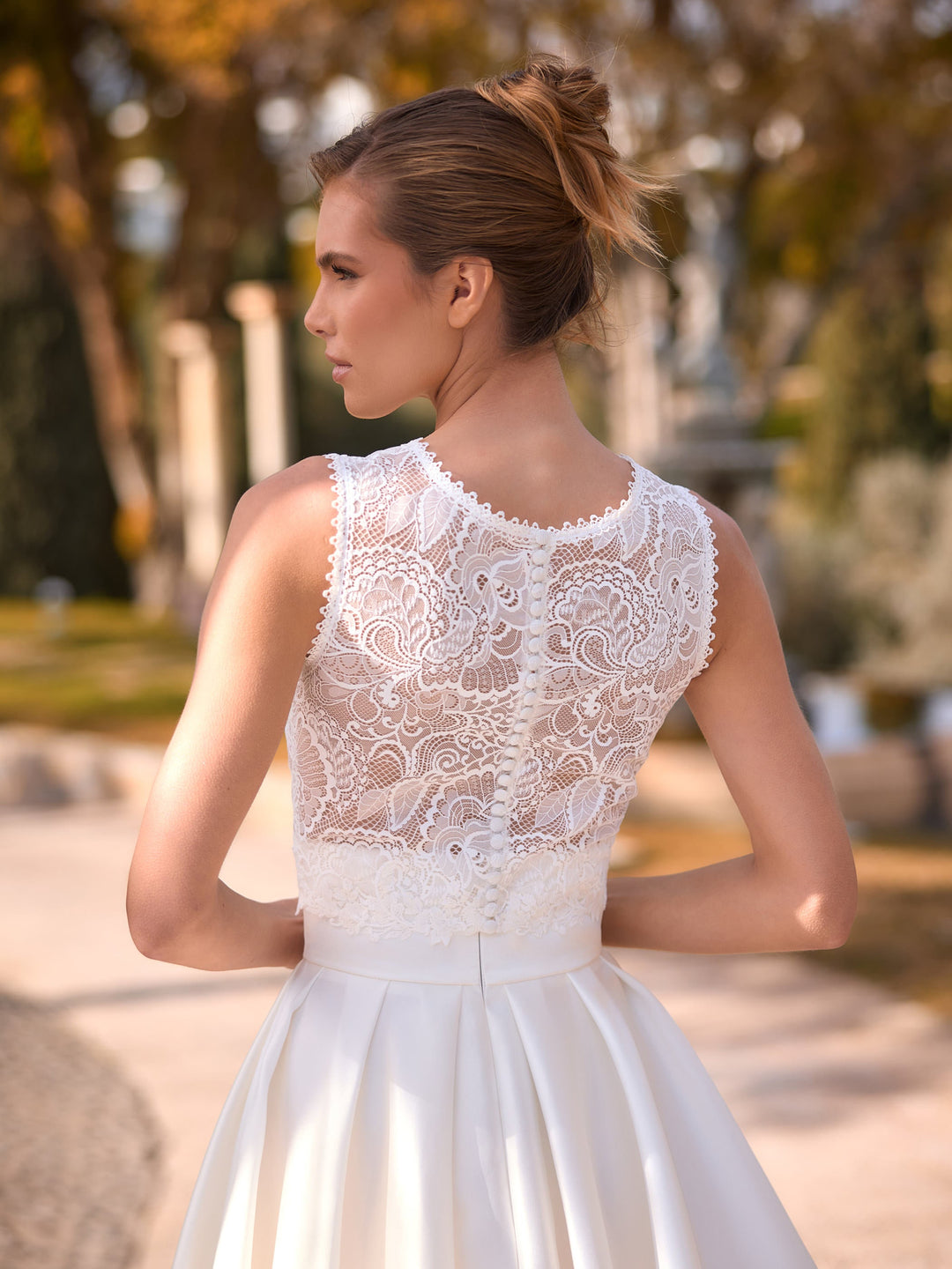 Top de mariée E544 encolure ronde et fermeture boutonnée au dos
