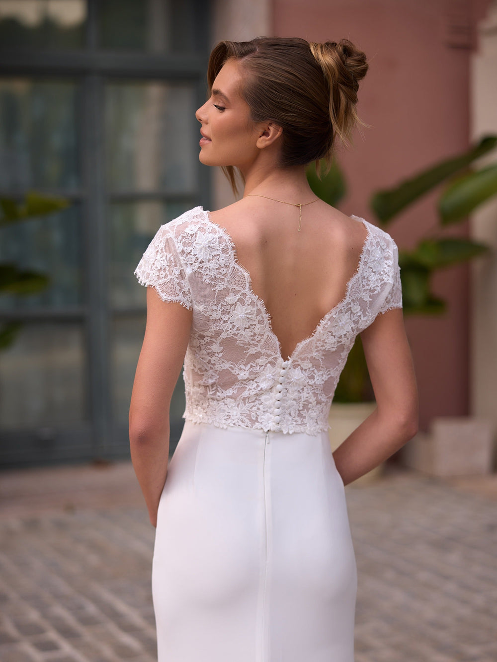 Top de mariée E550 en dentelle, décolleté en V et manches courtes
