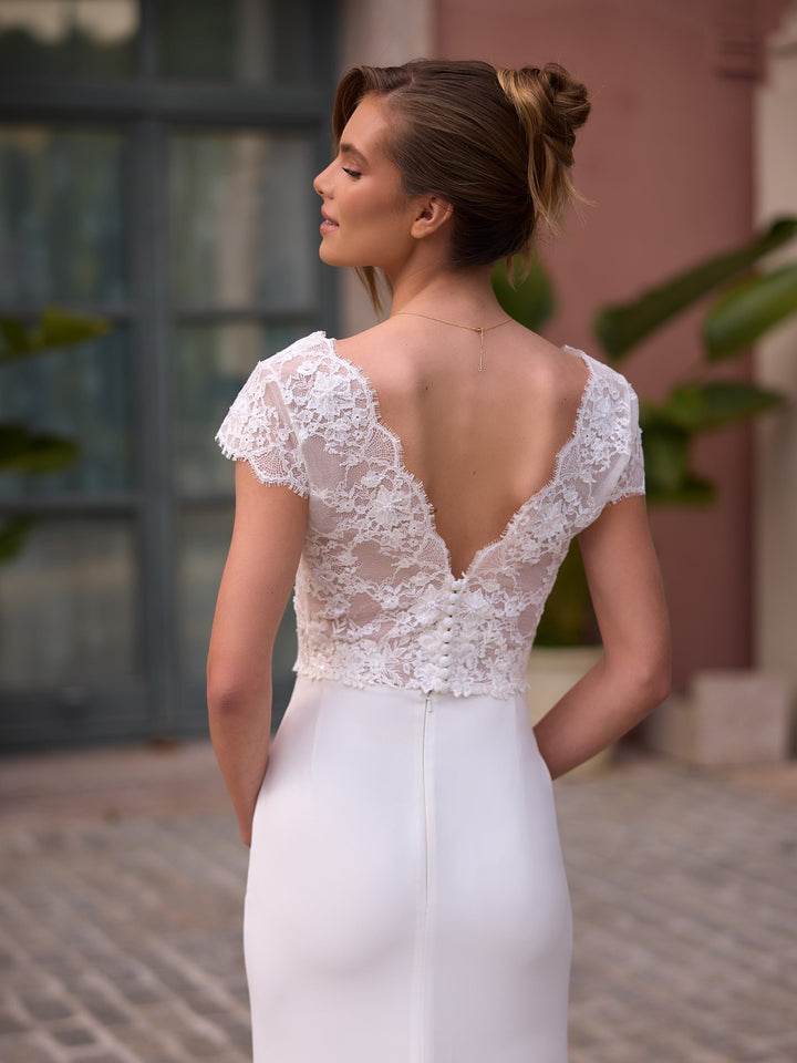 Top de mariée E550 en dentelle, décolleté en V et manches courtes