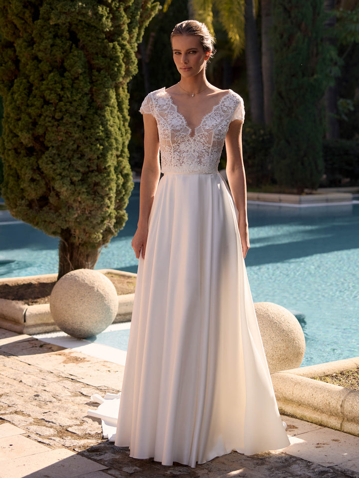 Top de mariée E550 en dentelle porté avec une jupe de mariée