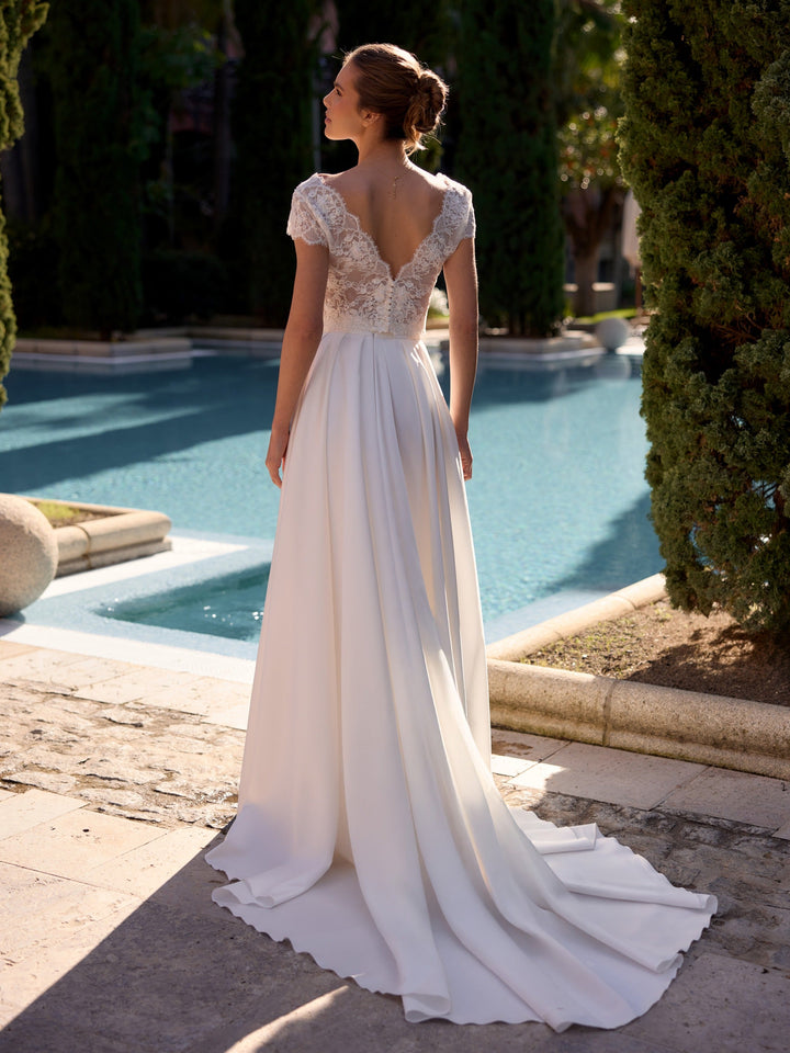 Détail de la dentelle ivoire du top de mariée E550 Bianco Evento