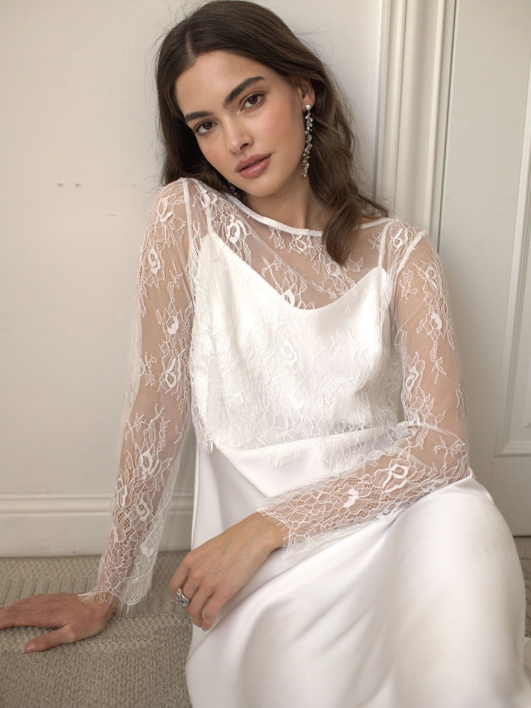 Top de mariée – dentelle blanche, dos nu, manches longues – WTB Artpodiumstudio
