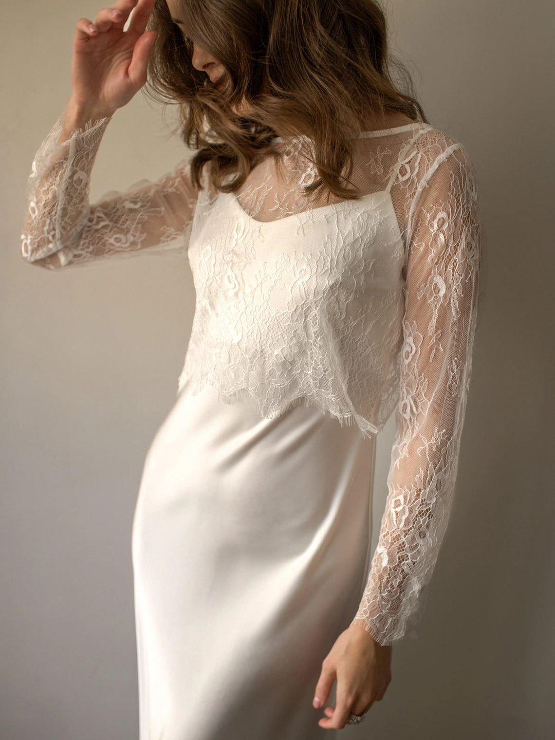 Top de mariée – dentelle blanche, dos nu, manches longues – WTB Artpodiumstudio