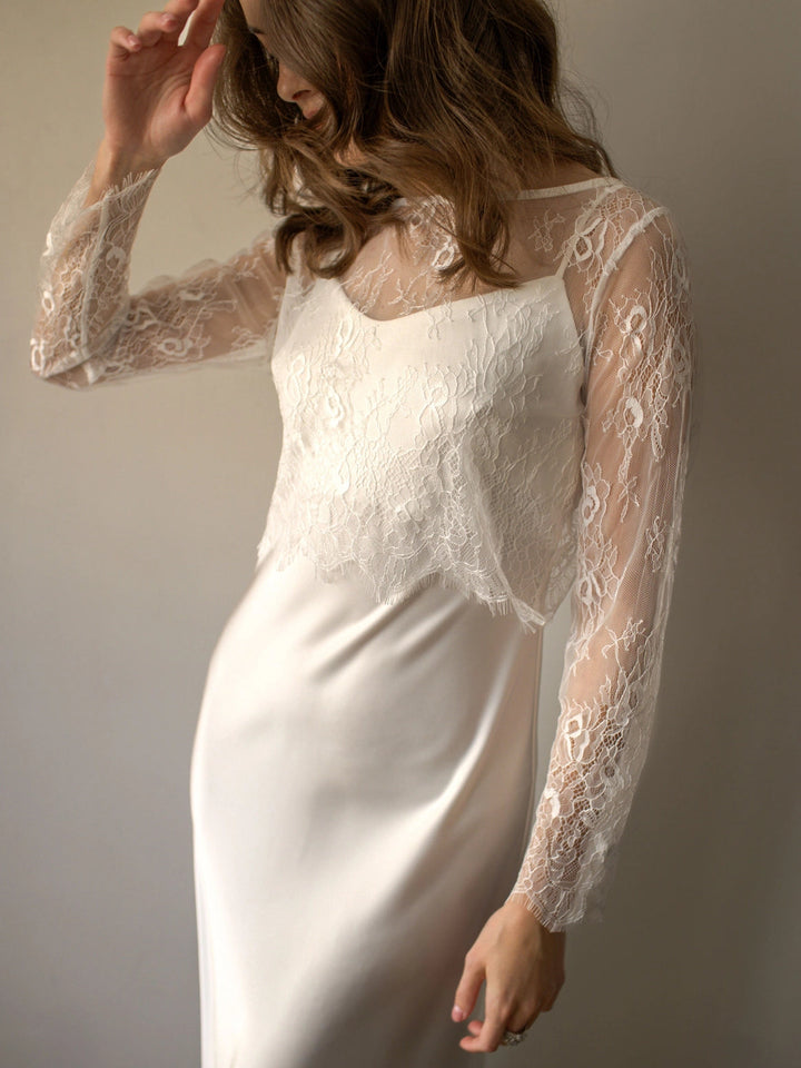 Top de mariée – dentelle blanche, dos nu, manches longues – WTB Artpodiumstudio