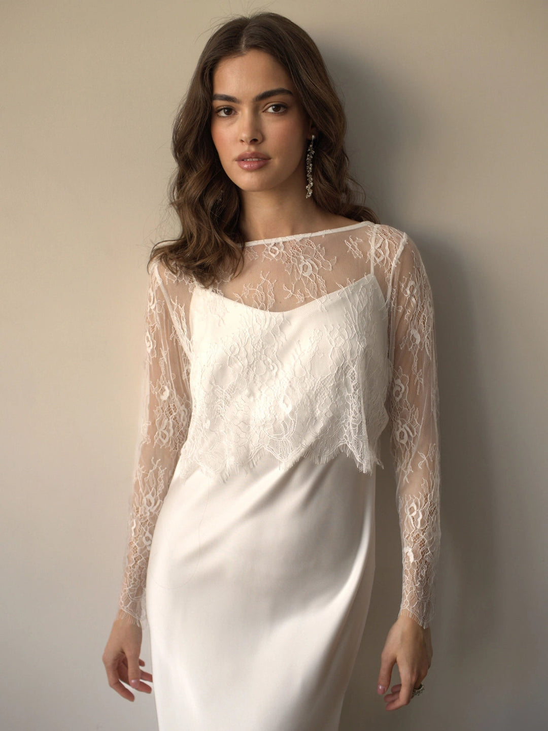 Top de mariée – dentelle blanche, dos nu, manches longues – WTB Artpodiumstudio