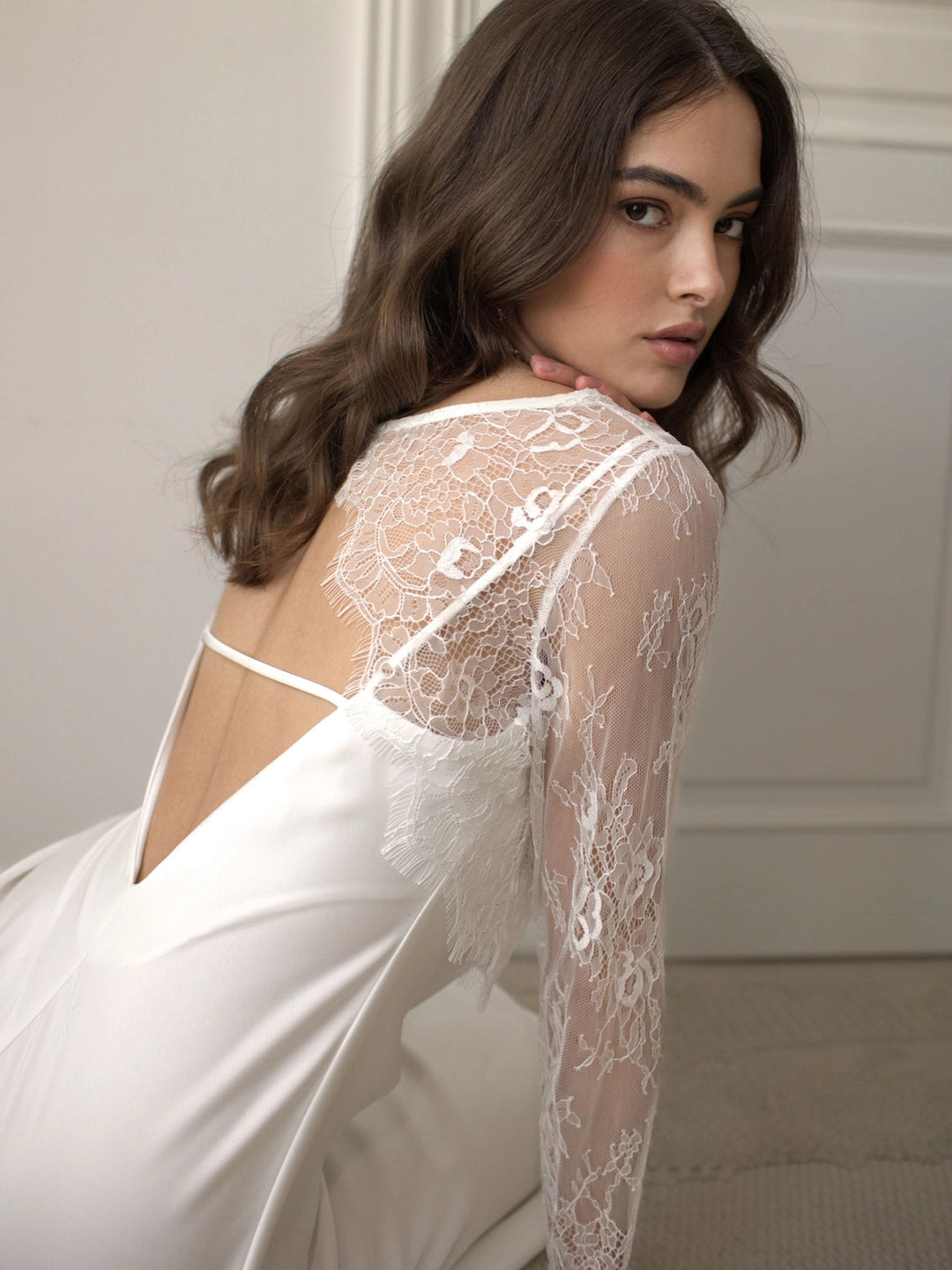 Top de mariée – dentelle blanche, dos nu, manches longues – WTB Artpodiumstudio