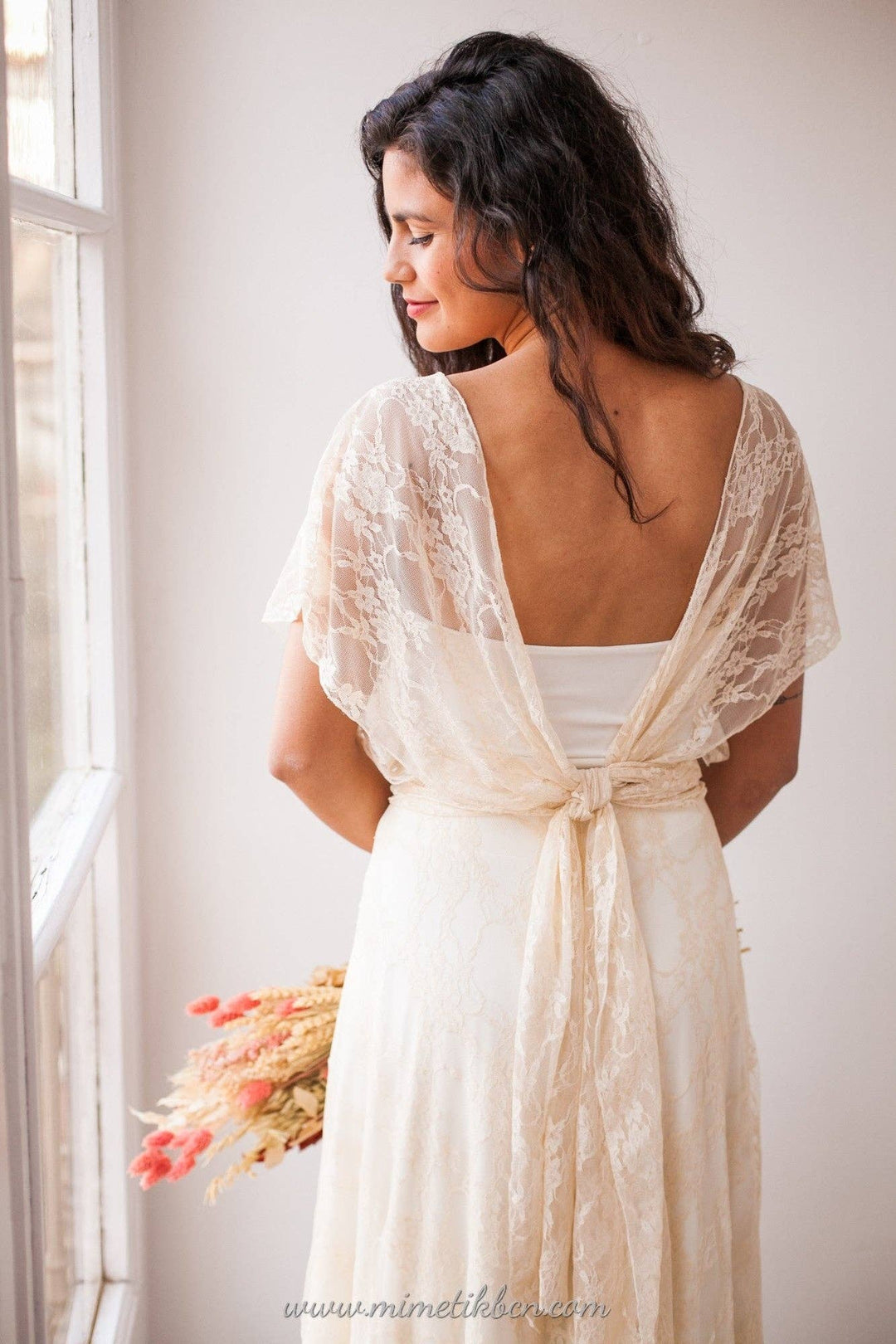Top de mariée en dentelle champagne porté sur une robe ivoire
